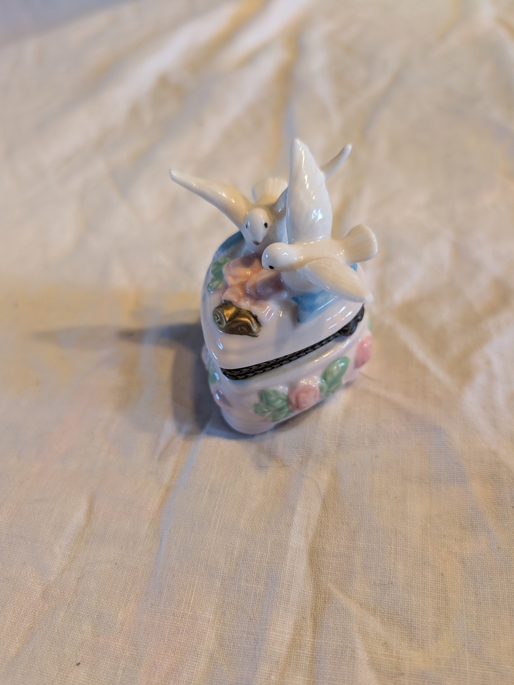 2/50$ Vintage White Heart Trinket Box with Pastel Roses and Doves